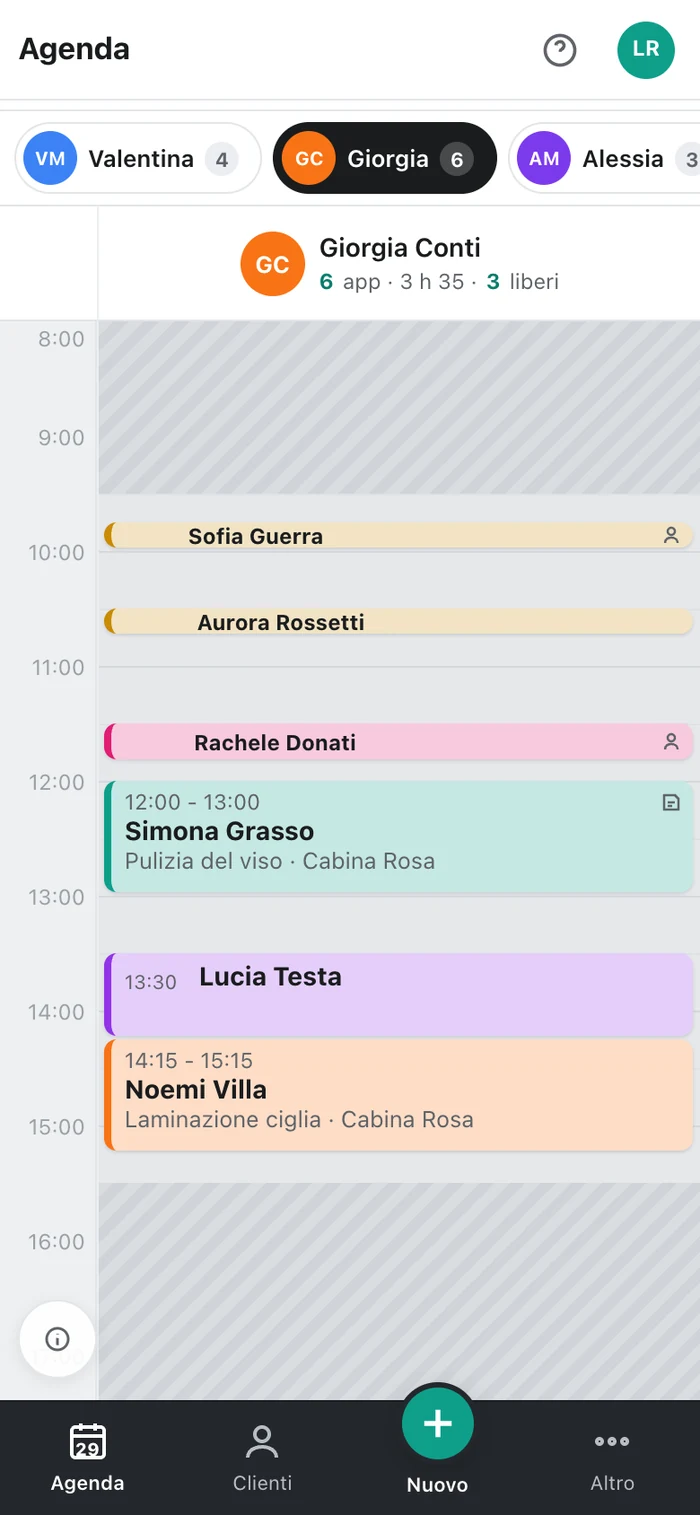 La giornata di un'estetista sul telefono, con le linguette per passare da una collega all'altra