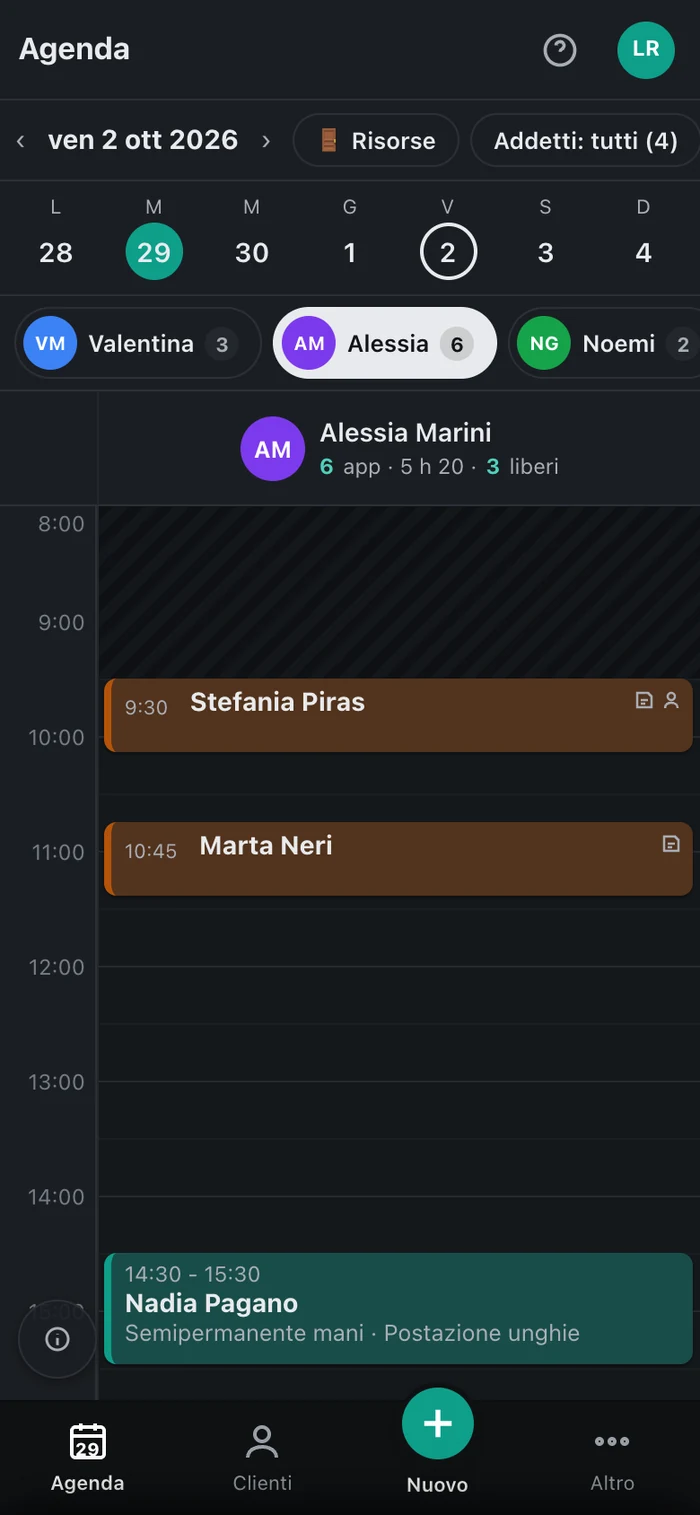 La giornata di un'estetista sul telefono, in tema scuro