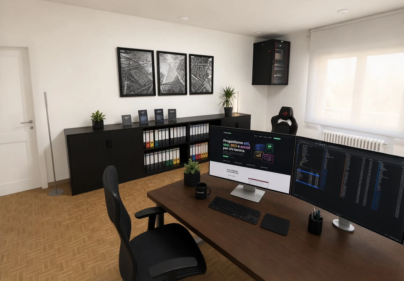 L'ufficio Digital: la postazione con un sito al lavoro sul monitor e l'editor di codice sul secondo schermo, la libreria e il server a muro